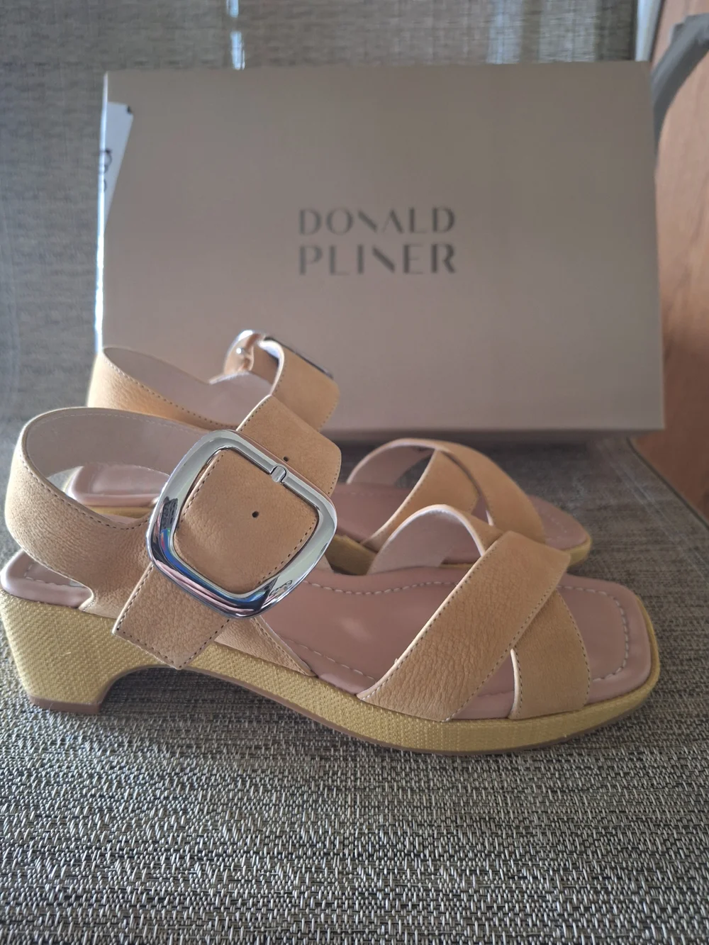 NIB Donald J. Pliner Women's Tan Buckle Sandal Size 6